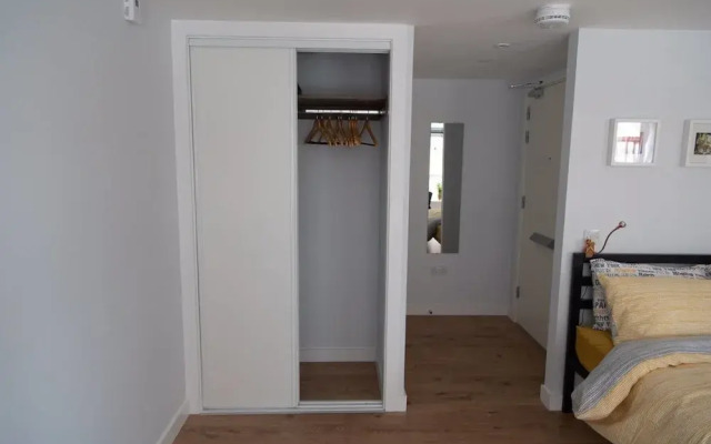 Studio flat with free Parking