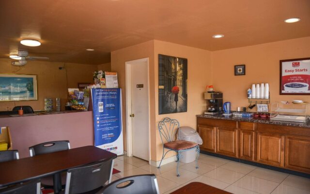 Econo Lodge North