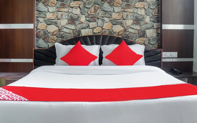 OYO 41953 Hotel Trinity East