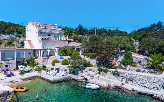 Amazing Home in Smricevica With Wifi and 6 Bedrooms