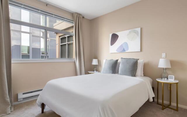 Bellevue Sophisticated 2BD 2BA Apartment