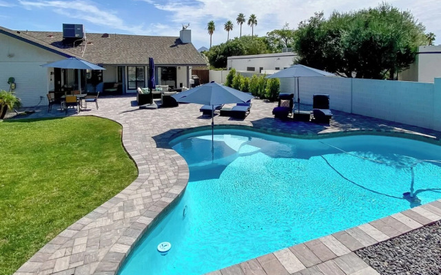 Luxe Desert Home w/ Heated Pool: 3 Mi to Kierland!