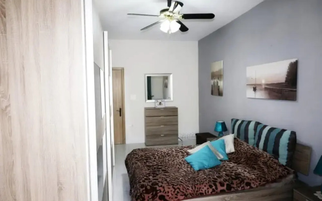 Room-very Bright Well Kept Apartment