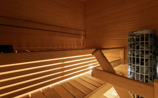 Spacious 2BR Apt - Lake View & Sauna