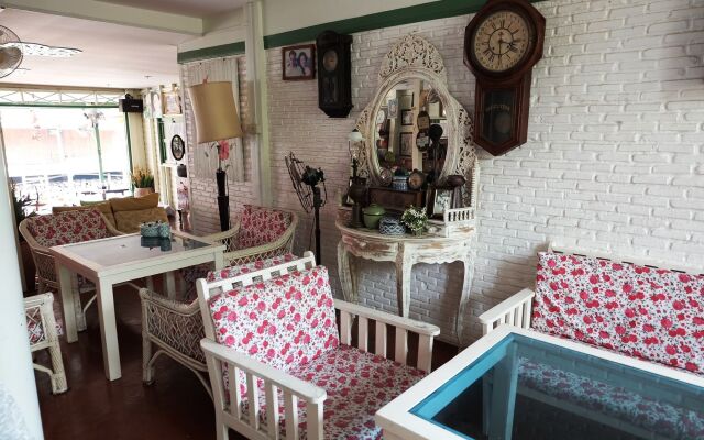 Baanrak Amphawa Homestay