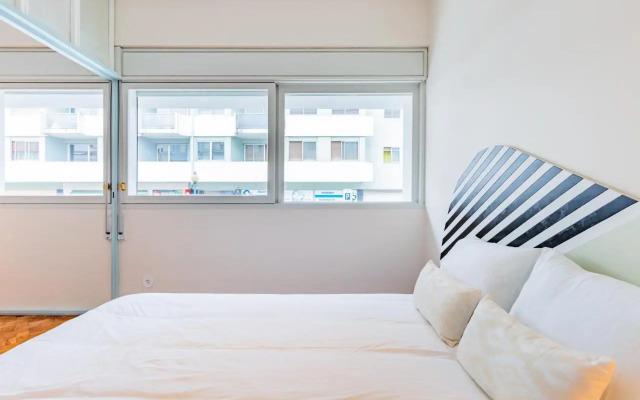 UNIQUE Modernist Duplex apartment & PARKING