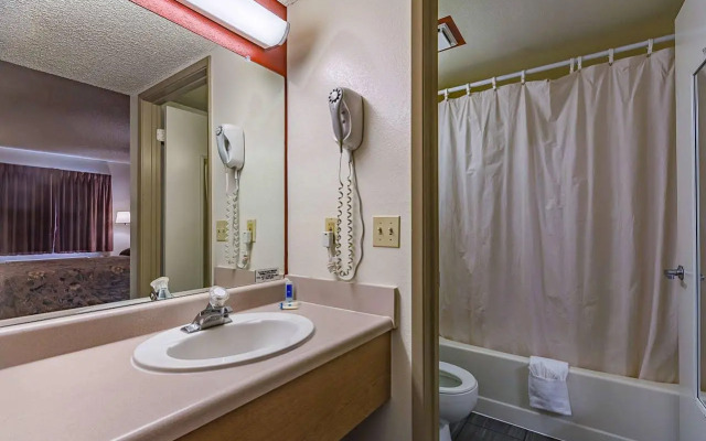 Motel 6 Fresno, CA - Yosemite Hwy