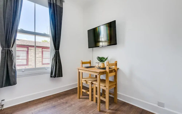 Superb Central First Floor Studio Apartment #8