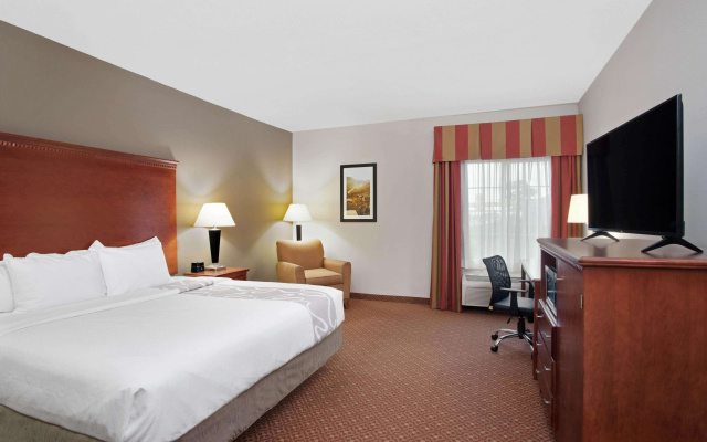 La Quinta Inn & Suites by Wyndham Fairfield TX