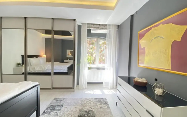 Flat With Bosphorus View and Backyard in Uskudar
