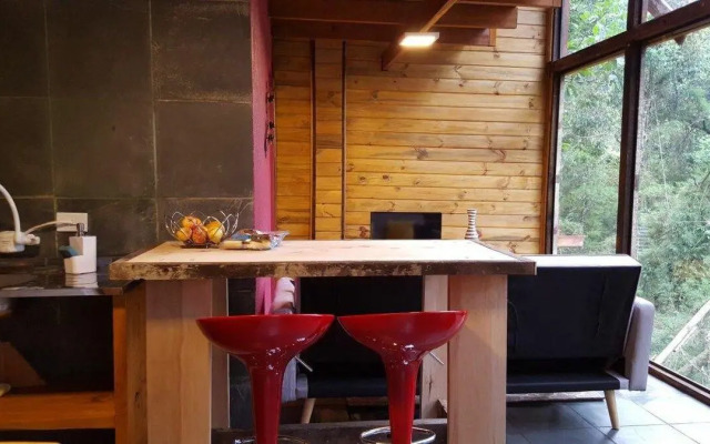 Chalé dos Tucanos- Parede de vidro com linda vista