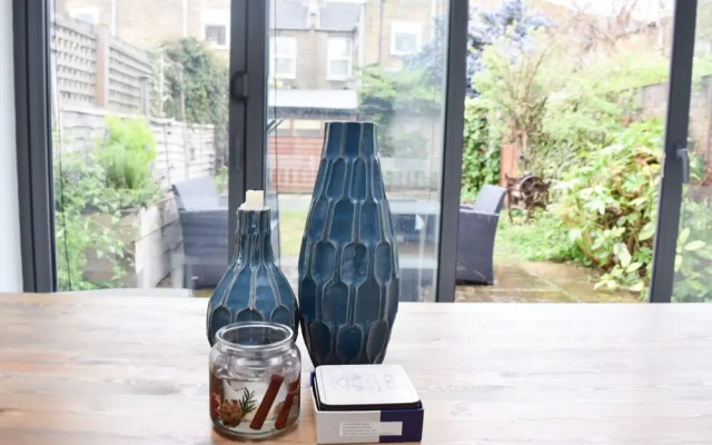 Large 3 Bedroom Family Home in Tooting