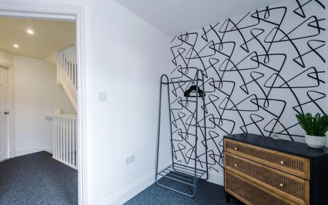 Lovely 4 Bed/ Monthly Discount/ Bottle