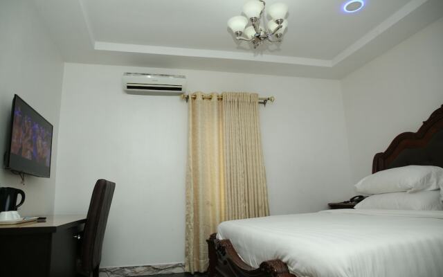 PoshLux Executive Hotel