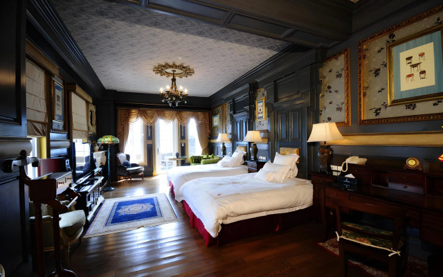 The Old England Manor