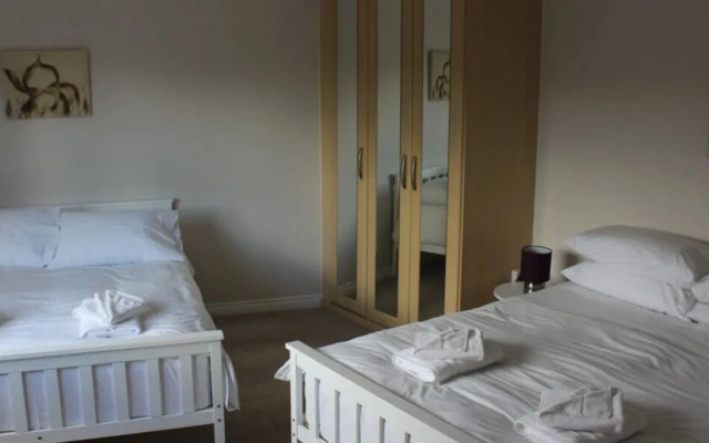 Dog Friendly - 4 Bed House - Sleeps 10 - Pool Table