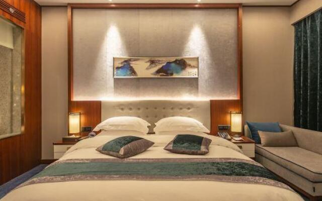 Auspicious Phoenix Hotel