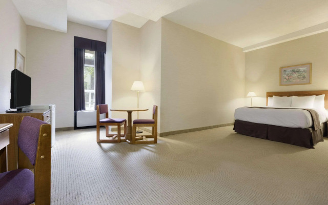 Days Inn by Wyndham Toronto East Beaches