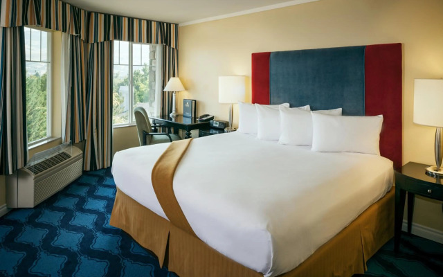 Plaza Inn & Suites at Ashland Creek