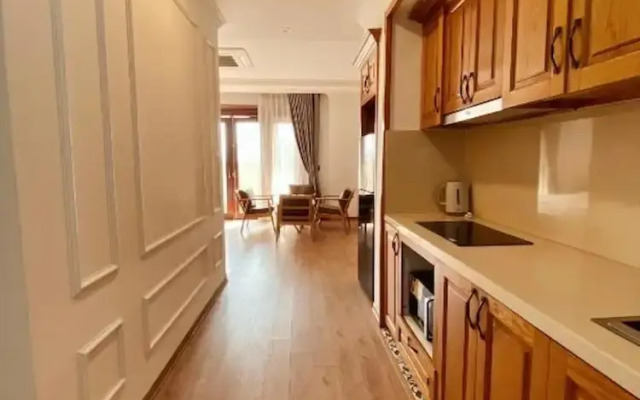 Luxe Paradise Suites Dich Vong Hau