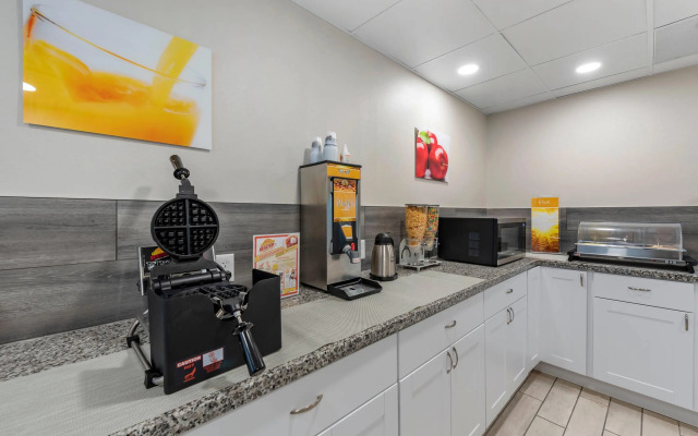 Quality Inn & Suites Evansville Downtown