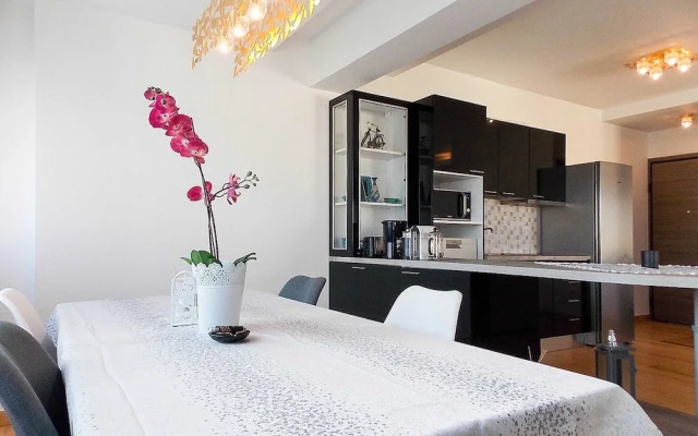 Stylish 2 Bedroom Apartment Spectacular Sea View