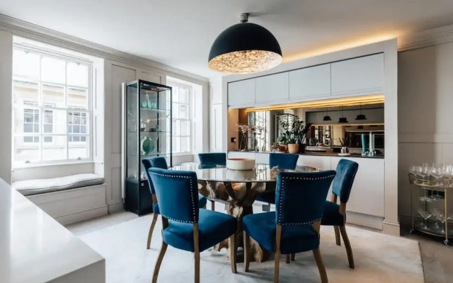 Modern Stylish Central Bath Apartment