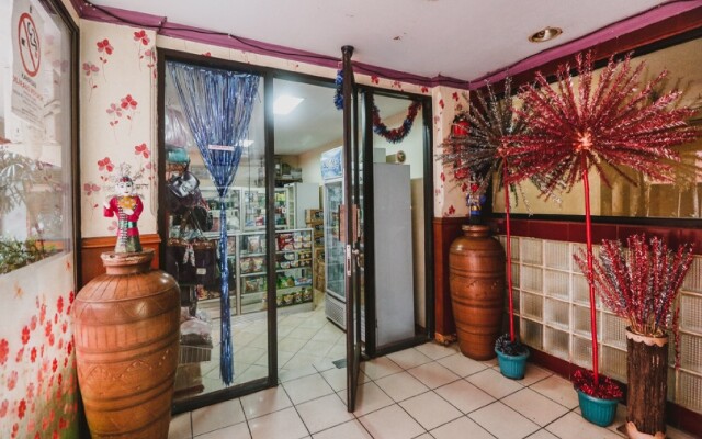 RedDoorz Plus near Senen 2