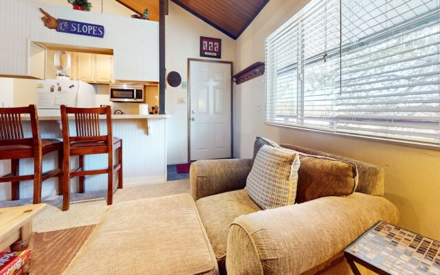 Sierra Manors 75 Cozy and Comfy Condo, On the Shuttle Route by Redawning