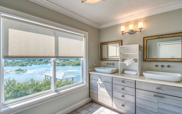 Beachfront Sapphire: Luxe 6 Bedroom Home