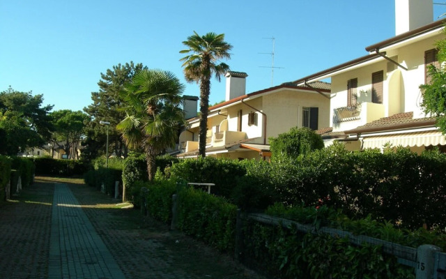 Beautiful Villa For 6 People-pool-tv-ac by Beahost Rentals