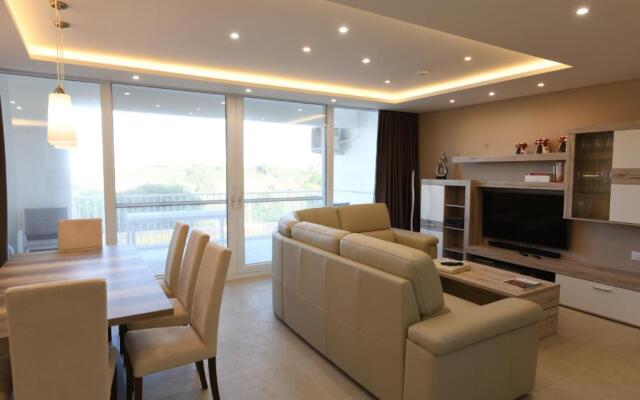 Wileg 4B Luxury Two Bedroom Apartment with Shared Swimming Pool.
