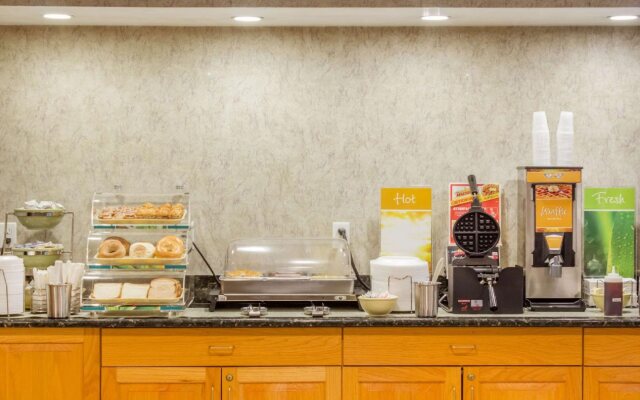 Econo Lodge Raleigh near Walnut Creek Amphitheatre