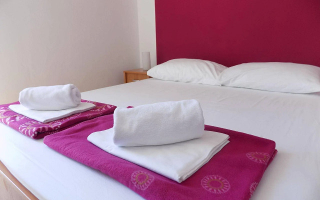 Rooms and apartments Galeb