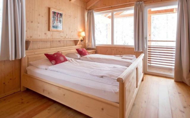 Lavish Chalet With Outdoor hot tub