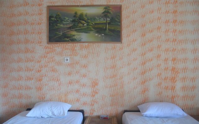 Lovina Central Hostel