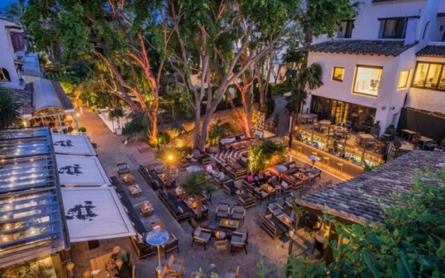 Puente Romano Modern flat, Best location in town