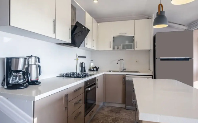 Sleek Flat Near Public Transportation in Maltepe