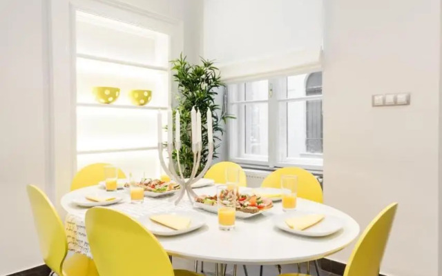 BpR Sophisticated Astoria Suite with Balcony