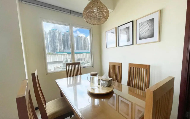 Cozy 2BR Apt Right Next to Central Park Mall