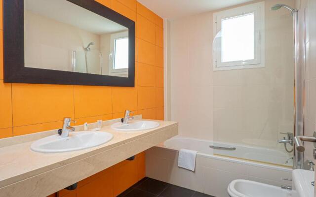 2060-Newly furnished 2 bedrooms apt with golf