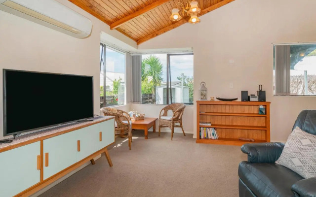 Treasure on Chestnut - Tairua Holiday Home