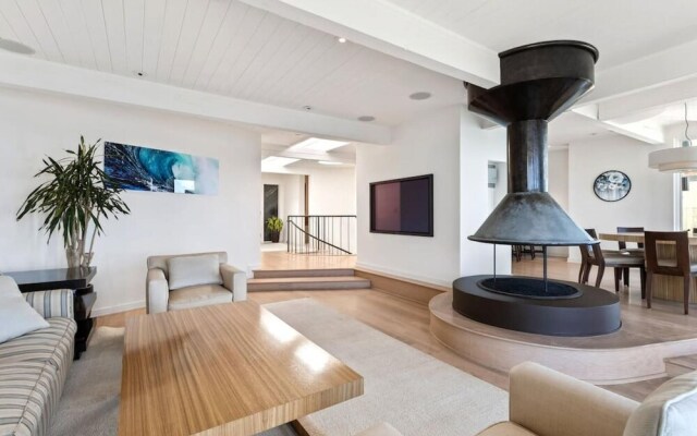 Coastline Villa In Malibu