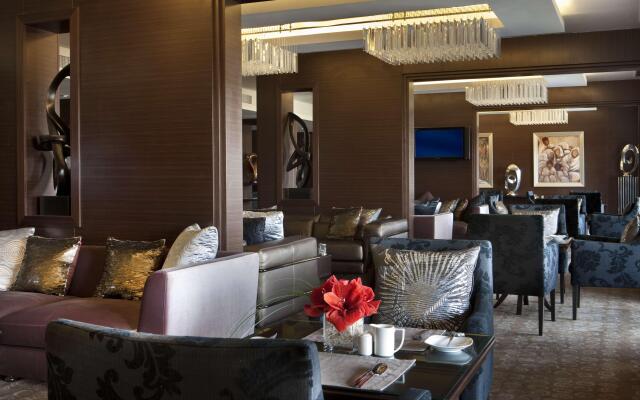 Dusit Thani LakeView Cairo