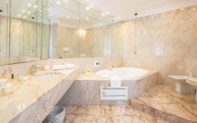 Splendid Villa in Macerata With Pool & Views