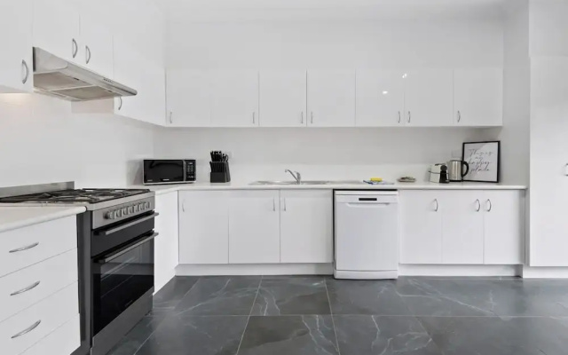 Sleek 2-bed Terrace Near Local Parks