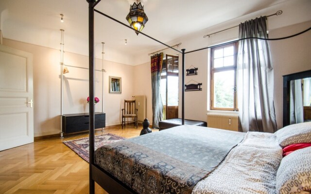 Villa12 Guesthouse & Event