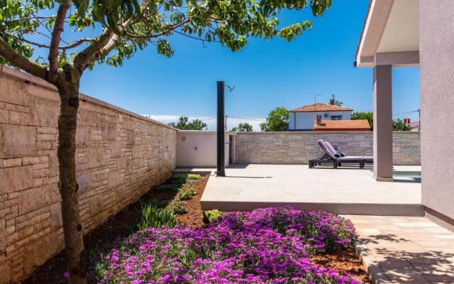 Charming villa Roma with private pool near Pula