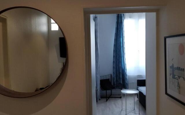 Modern 1 bedroom apartment near the metro.