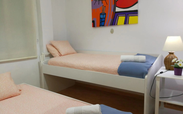 Central Apartment in Valencia with WIFI + Parking.